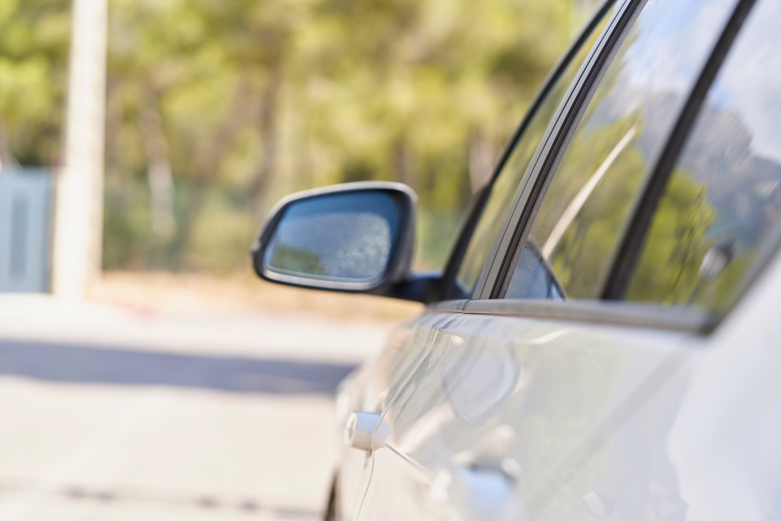 ley-de-grabado-de-patentes-en-chile:-cuantos-vidrios-y-espejos-se-deben-marcar-en-los-automoviles