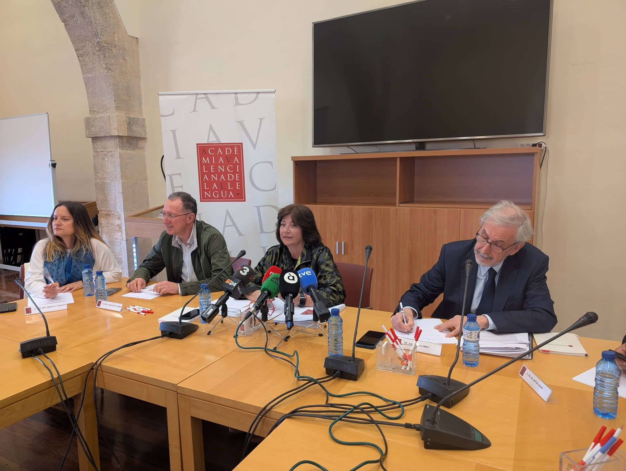 el-ente-normativo-del-valenciano-denuncia-el-intento-de-vox-de-“asfixiarlo”-y-pide-al-pp-que-no-le-apoye-por-“sentido-comun”