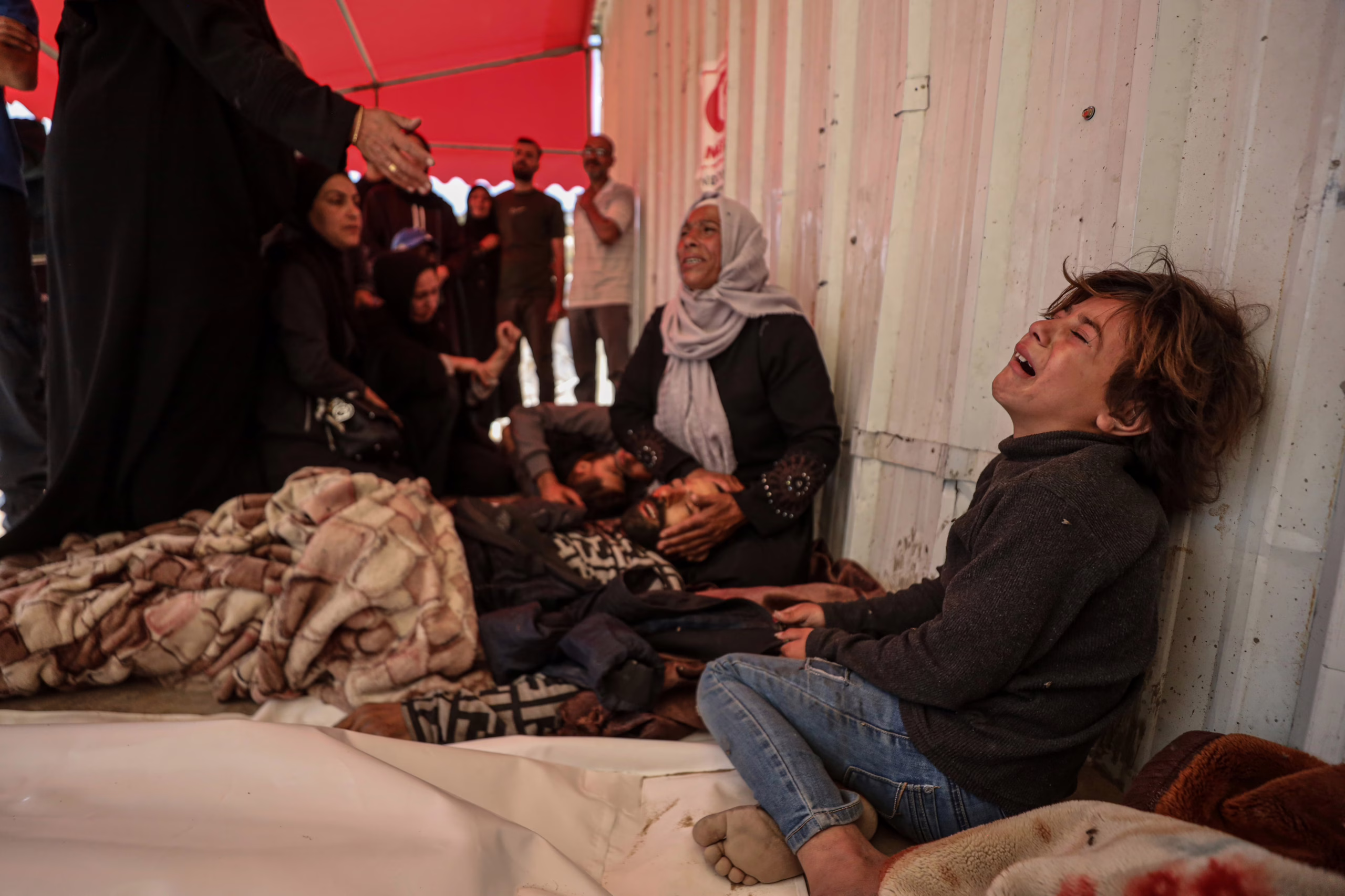 israel-mata-a-mas-de-100-palestinos-en-gaza-en-nuevos-ataques-mientras-prepara-otra-ofensiva-terrestre