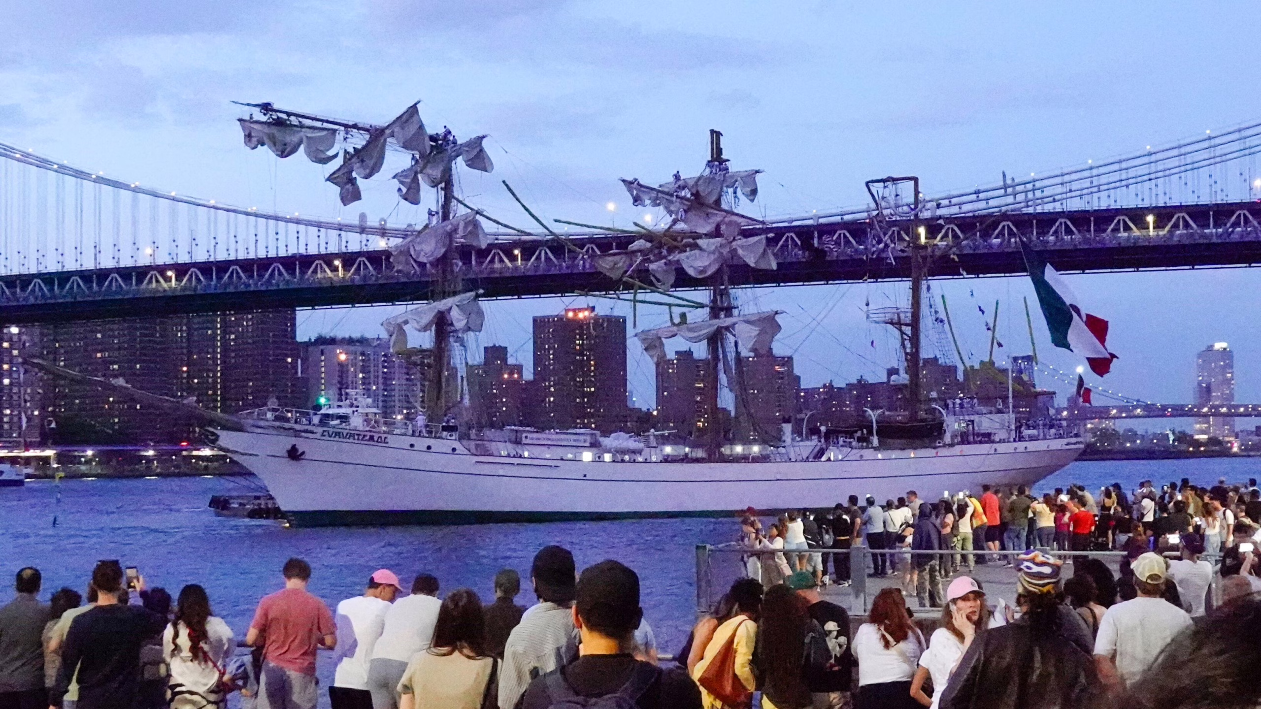 dos-tripulantes-muertos-al-chocar-el-buque-mexicano-‘cuauhtemoc’-con-el-puente-de-brooklyn