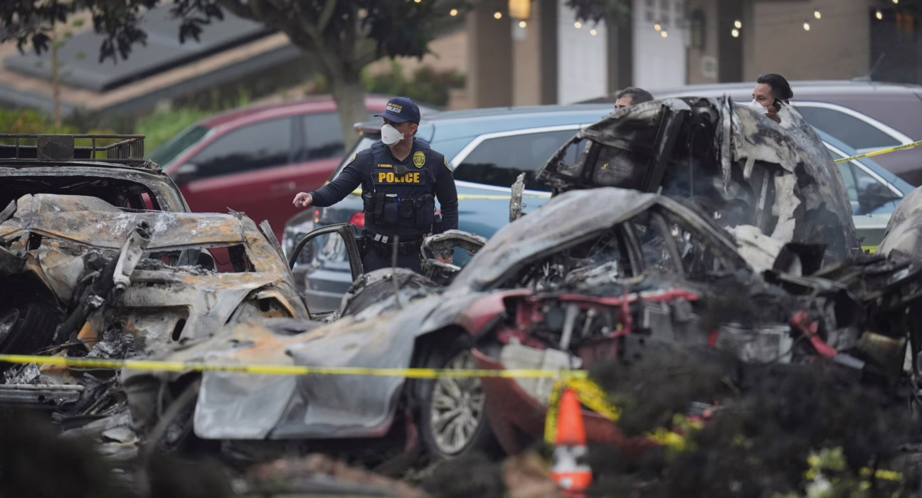 un-pequeno-avion-se-estrella-en-un-barrio-de-san-diego,-incendiando-viviendas-y-vehiculos