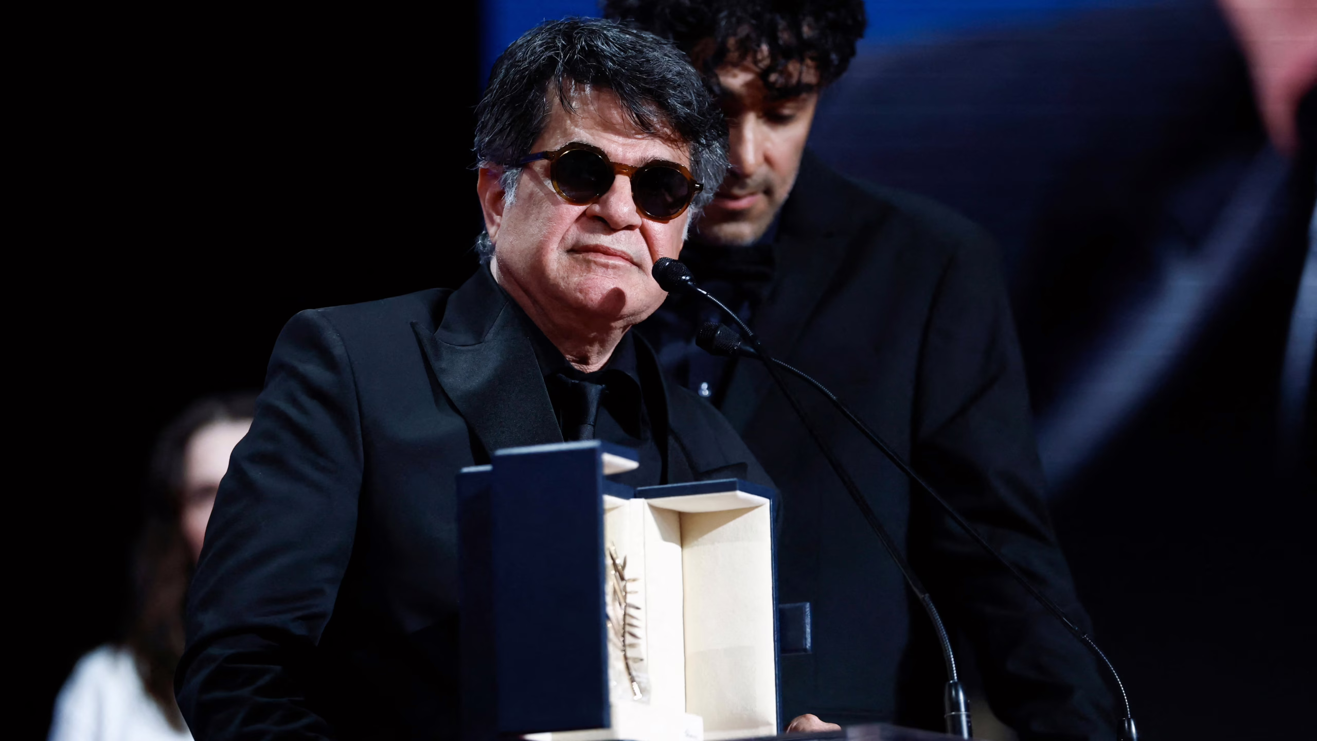 el-irani-jafar-panahi-gana-la-palma-de-oro-en-cannes-por-una-pelicula-que-reivindica-la-humanidad-y-la-compasion