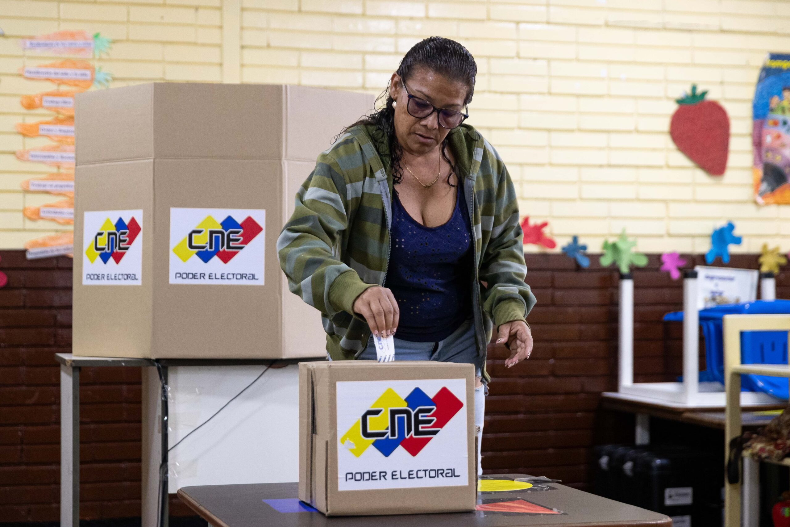 las-claves-de-las-elecciones-en-venezuela:-baja-participacion-ciudadana,-legitimidad-democratica-en-duda-y-una-oposicion-dividida