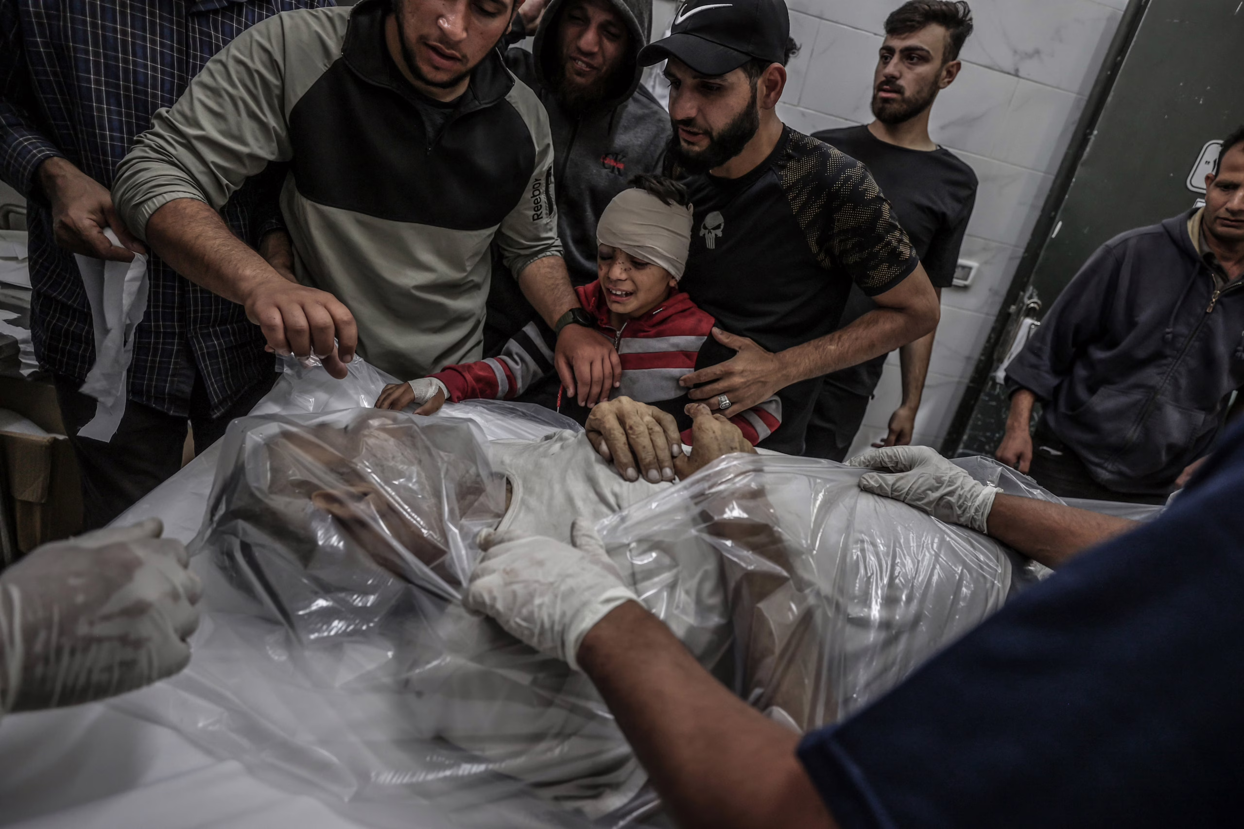 mas-de-30-muertos,-la-mitad-de-ellos-ninos,-al-bombardear-israel-un-colegio-que-servia-de-refugio-en-gaza