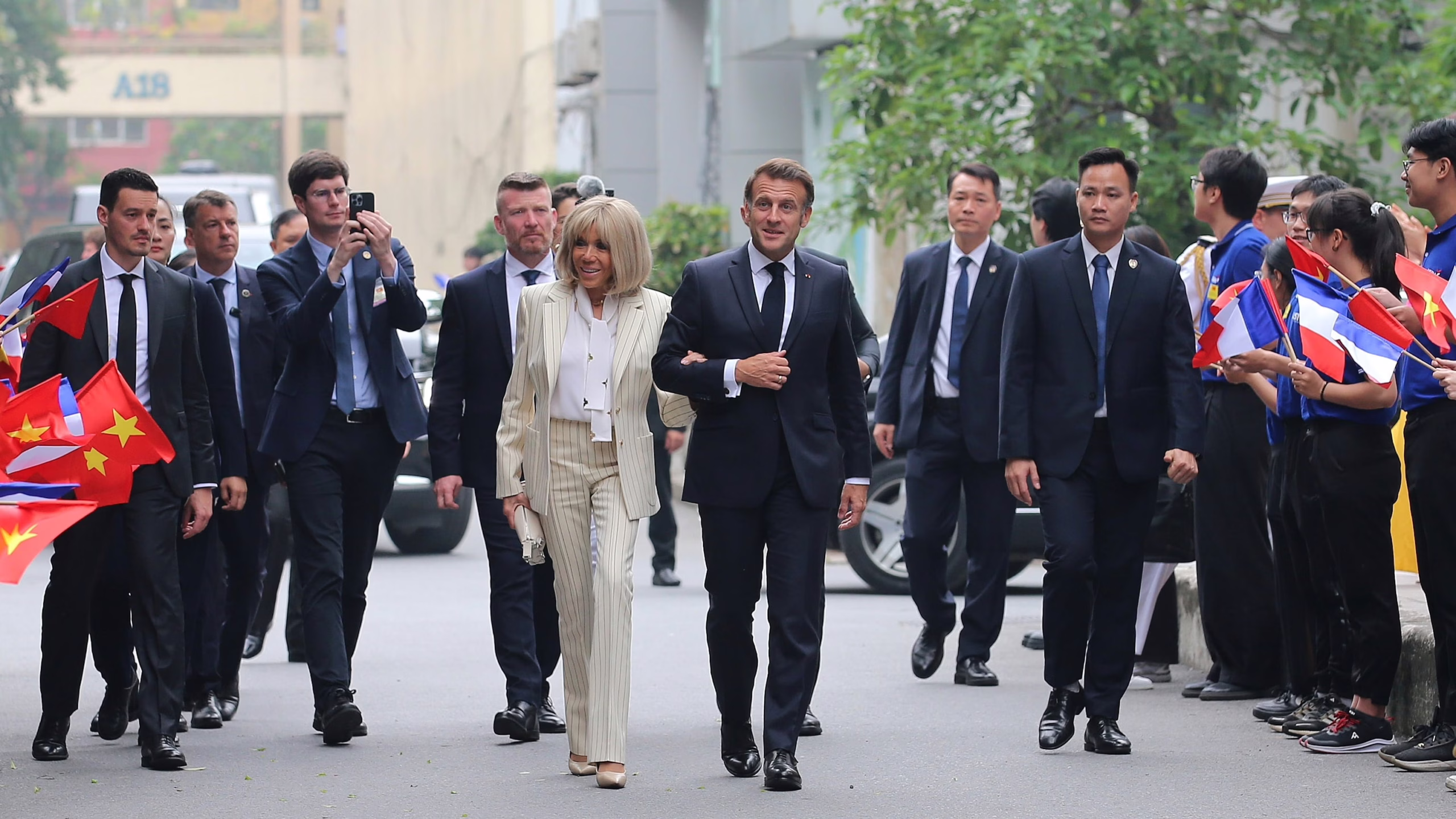 macron-se-deja-ver-de-la-mano-de-su-esposa-brigitte-en-hanoi-tras-la-polemica-por-el-manotazo