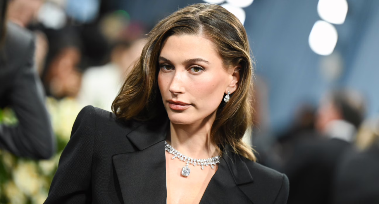 hailey-bieber-vende-su-empresa-de-belleza,-rhode,-por-mil-millones-de-dolares
