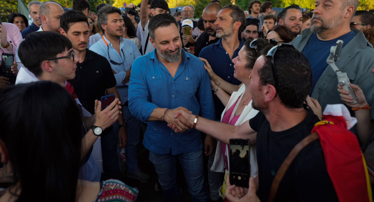 una-manifestacion-ultra-se-planta-a-las-puertas-de-la-moncloa-con-el-apoyo-del-lider-de-vox