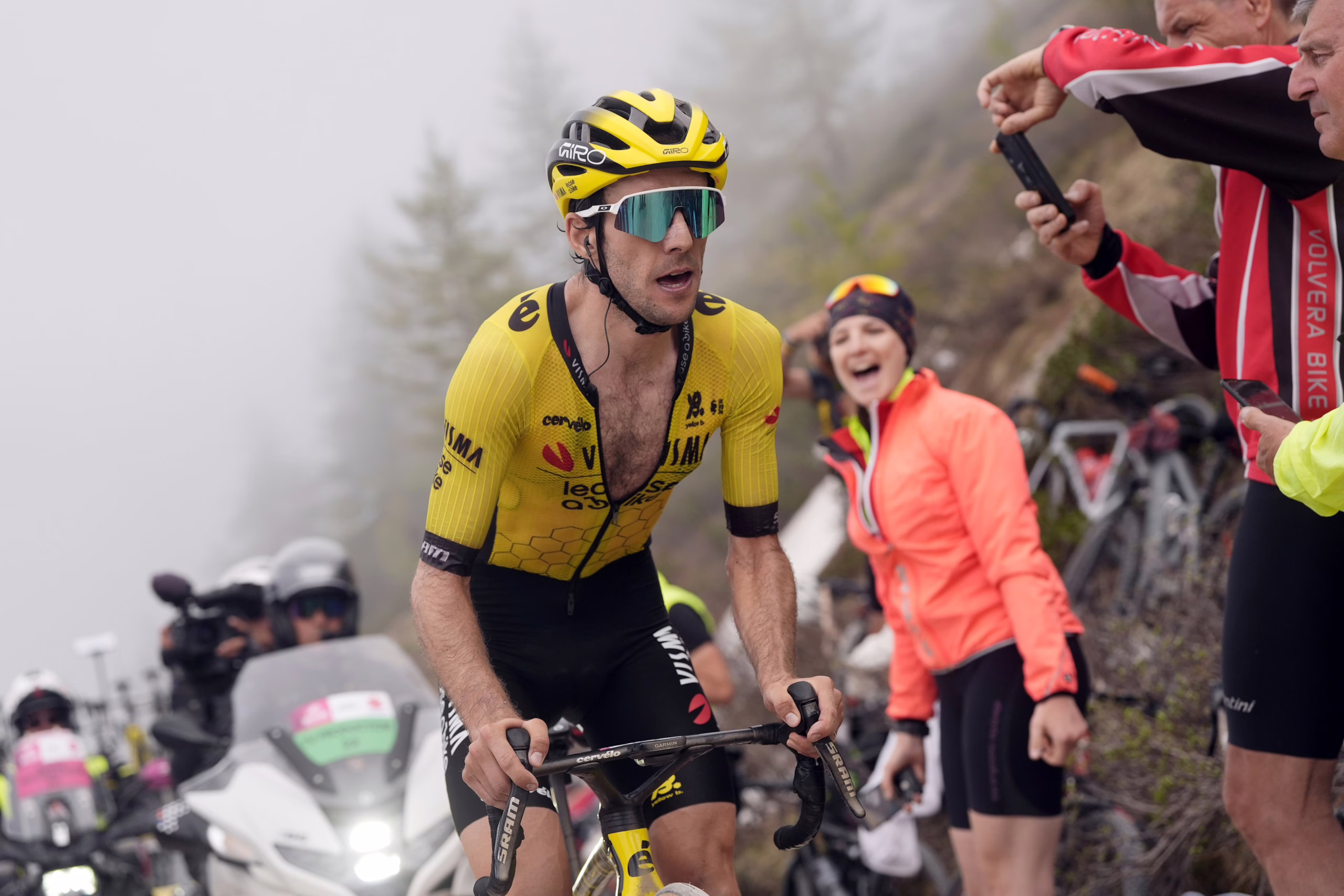 simon-yates-arrebata-la-‘maglia’-rosa-a-del-toro-en-una-etapa-epica-y-se-proclamara-este-domingo-en-roma-ganador-del-giro