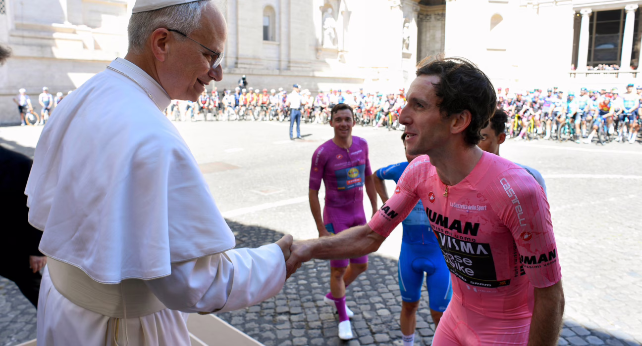 hasta-el-papa-bendice-a-simon-yates,-esplendido-ganador-del-giro-de-italia