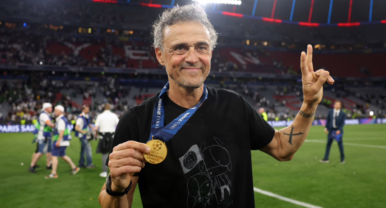luis-enrique-celebra-la-champions-con-el-psg-con-una-camiseta-en-la-que-recuerda-a-su-hija-xana