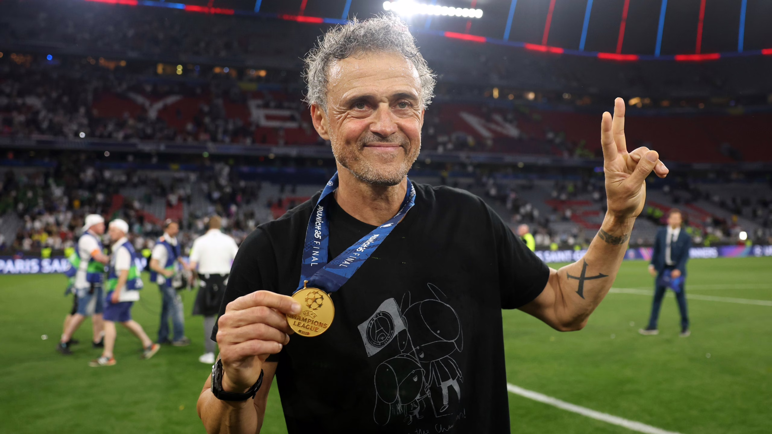 luis-enrique-celebra-la-champions-con-el-psg-con-una-camiseta-en-la-que-recuerda-a-su-hija-xana