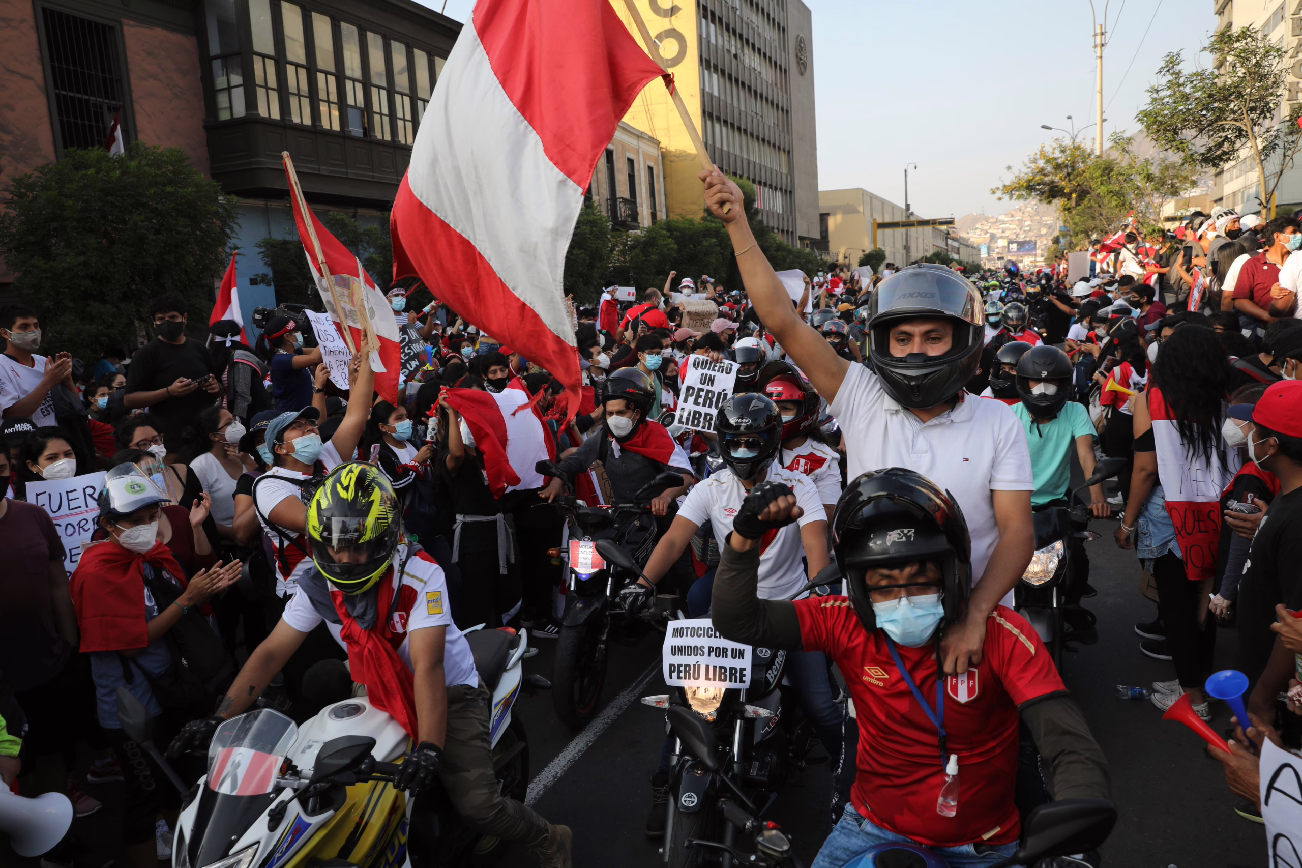 motociclistas-en-peru-protestan-por-las-nuevas-medidas-impuestas-por-el-gobierno-que-califican-de-“discriminatorias”
