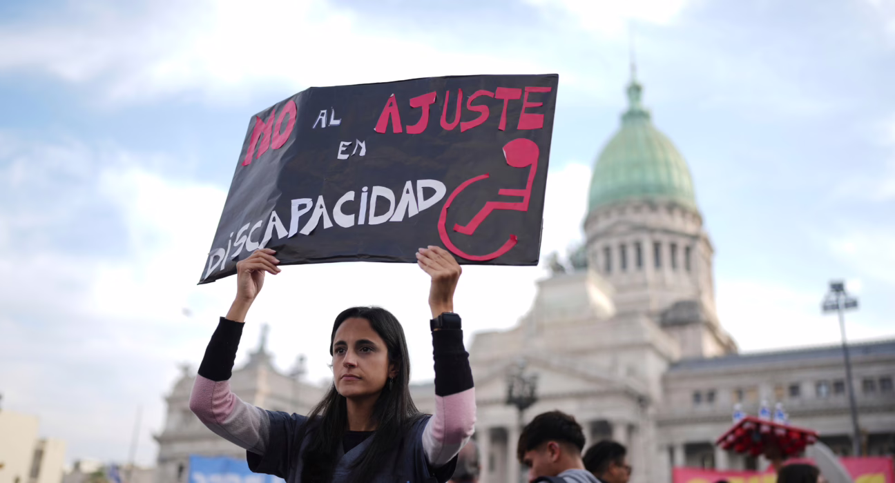 una-multitud-heterogenea-se-une-en-las-calles-contra-los-recortes-de-milei