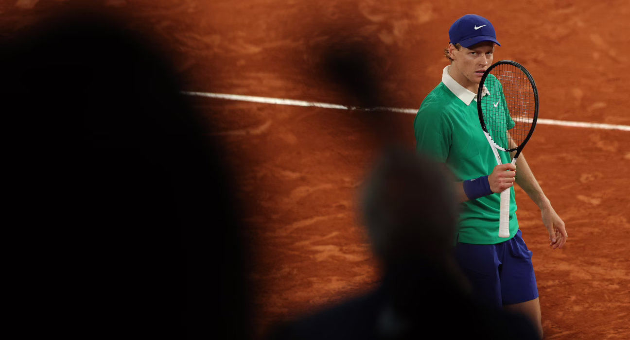 sinner-no-se-apiada-de-nadie,-tampoco-del-djokovic-heroico