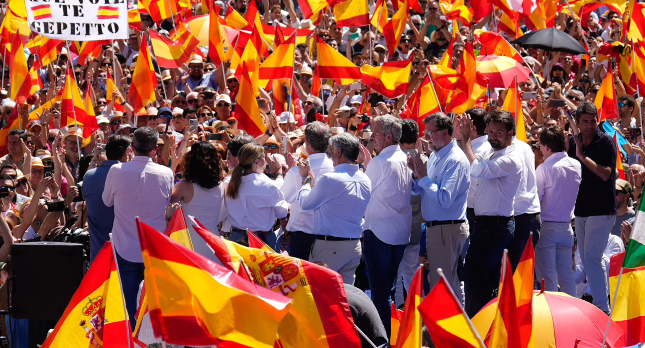 feijoo-en-la-protesta-contra-el-gobierno:-“senor-sanchez,-rindase-a-la-democracia.-convoque-elecciones-ya”