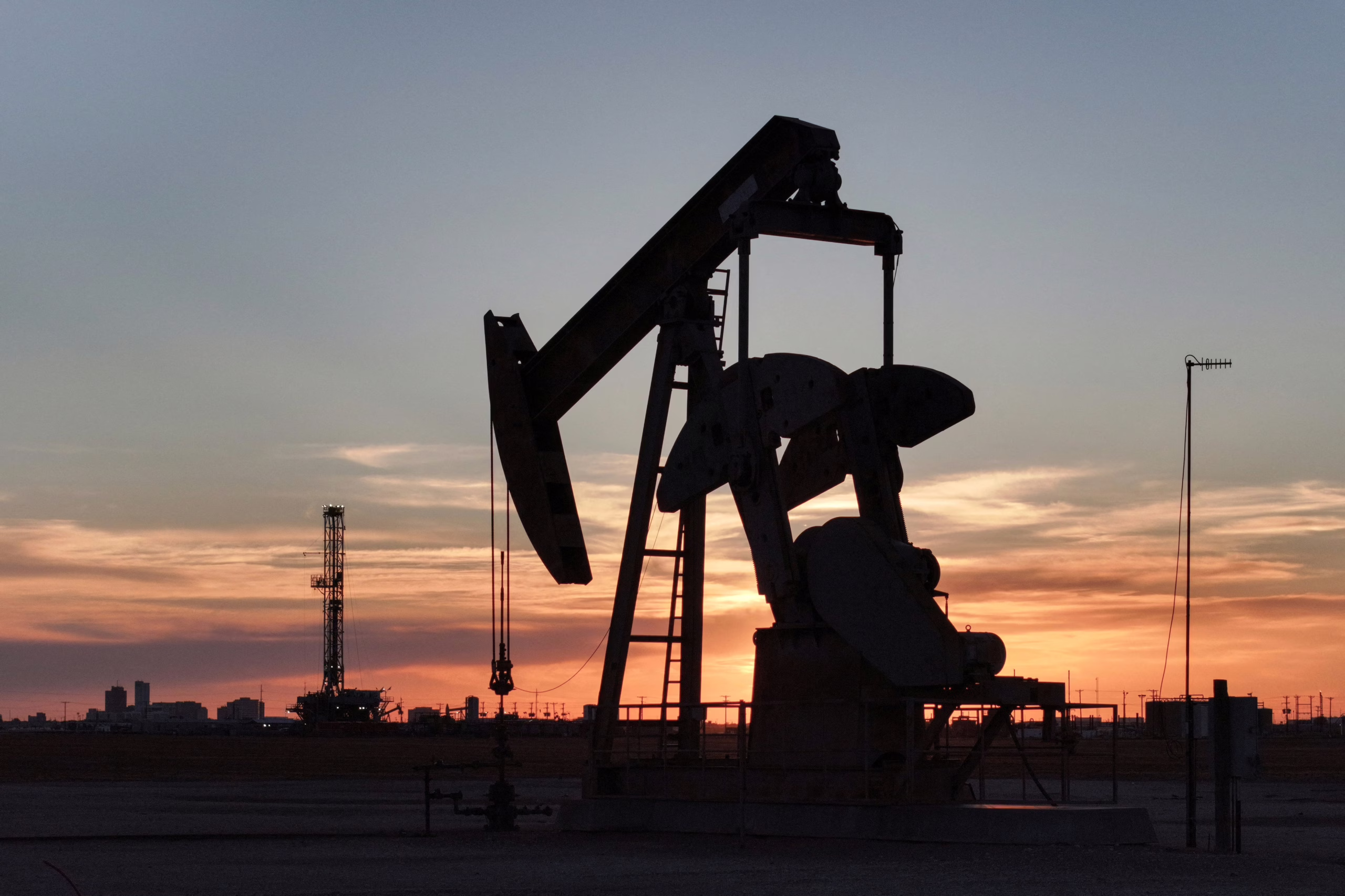el-petroleo-se-dispara-tras-el-ataque-de-israel-a-iran,-mientras-que-las-bolsas-caen