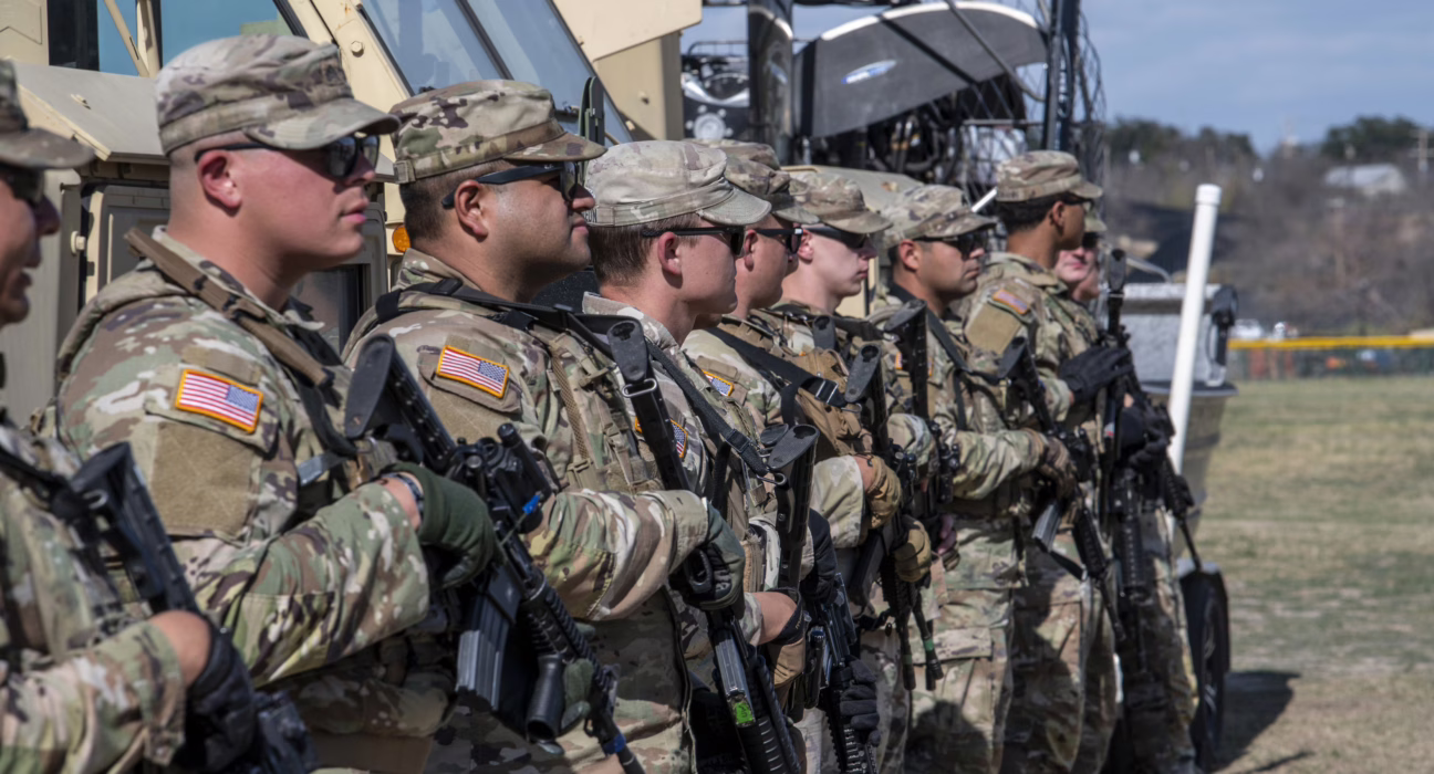 el-gobernador-de-texas-moviliza-a-la-guardia-nacional-para-reforzar-la-seguridad-durante-las-marchas-anti-trump