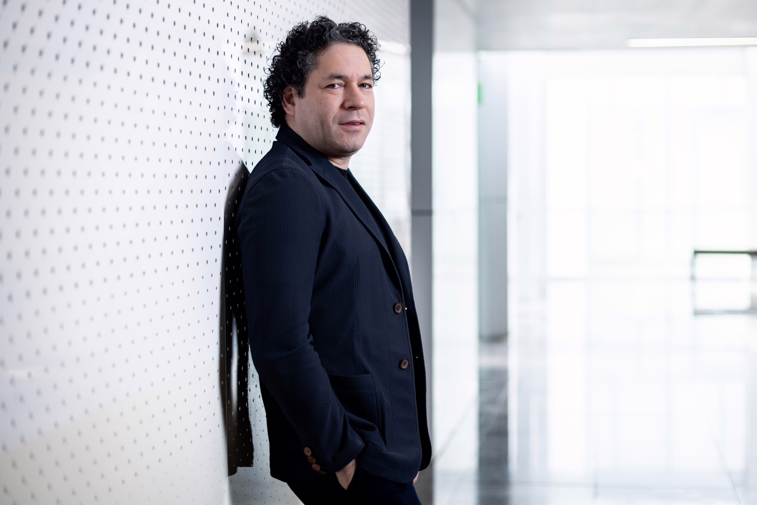 gustavo-dudamel:-“a-medida-que-beethoven-se-fue-quedando-sordo-creo-su-propio-lenguaje-musical-que-sigue-siendo-vanguardista”