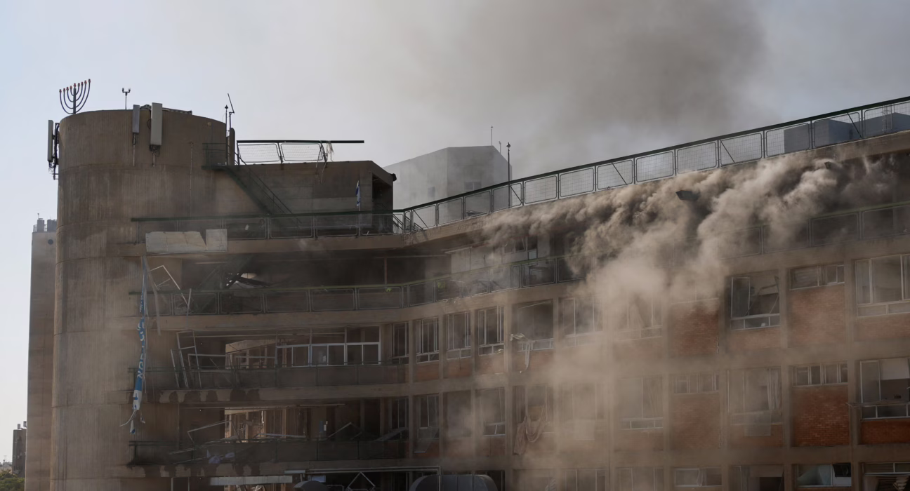 ultima-hora-del-conflicto-en-oriente-proximo,-en-directo-|-iran-golpea-uno-de-los-principales-hospitales-de-israel-en-uno-de-los-ataques-mas-intensos-desde-el-viernes